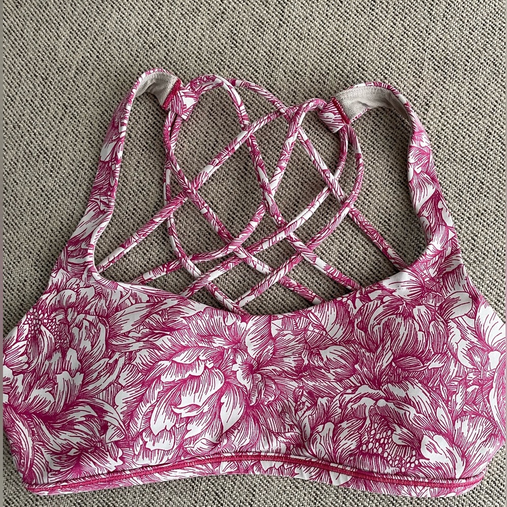 EUC Lululemon Free to be Wild Bra Size 4